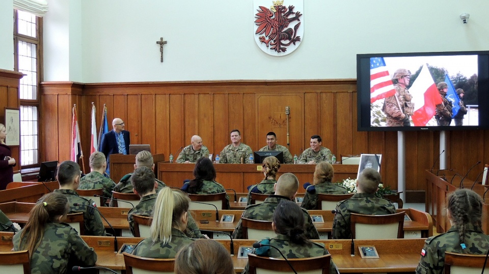 Żołnierze spotkali się z młodzieżą w Urzędzie Marszałkowskim i opowiadali o swojej pracy. Fot. Monika Kaczyńska
