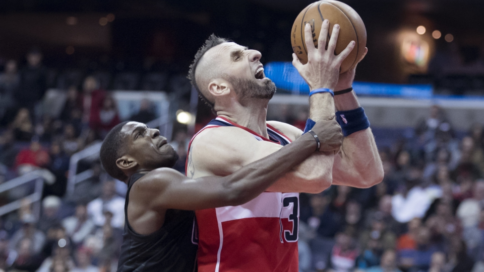 Na zdjęciu (z piłką) Marcin Gortat podczas meczu Washington Wizards z Los Angeles Clippers w 29. kolejce ligi NBA 2017/2018. Fot. PAP/EPA/MICHAEL REYNOLDS