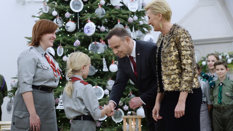 Prezydent Andrzej Duda (2P) z małżonką Agatą Kornhauser-Dudą (P) podczas uroczystego odebrania Betlejemskiego Światła Pokoju od harcerzy Związku Harcerstwa Polskiego. Fot. PAP/Jacek Turczyk