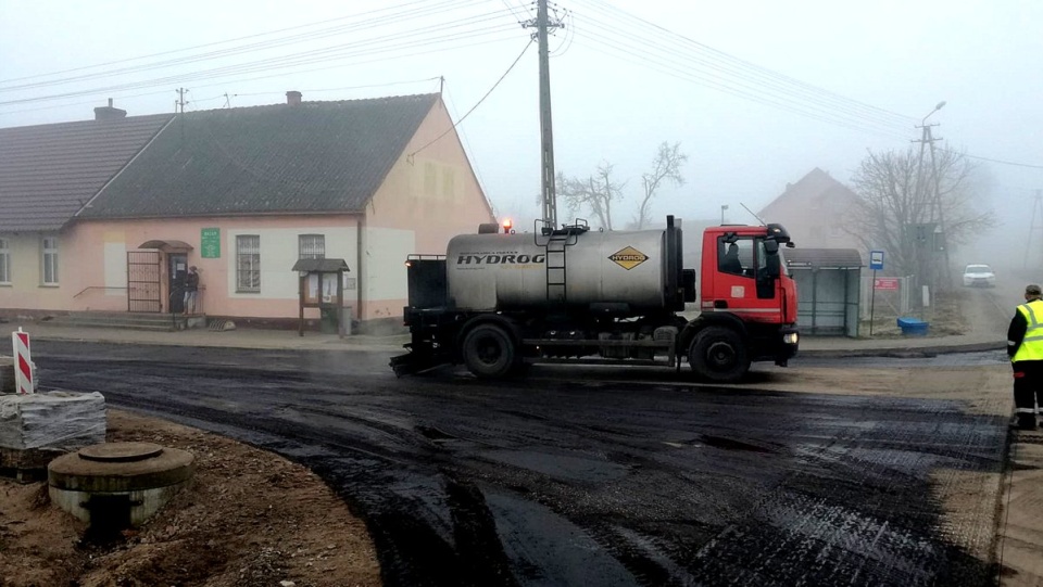 Dzięki rządowemu dofinansowaniu, wyremontowane zostały kolejne dwie drogi w powiecie tucholskim. Fot. Maciej Wilkowski