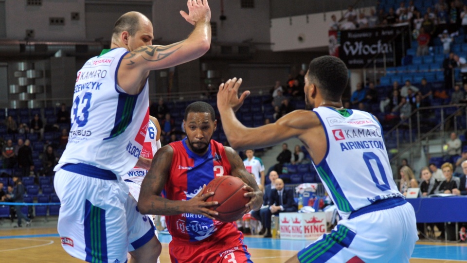 Zdjęcie z meczu King Szczecin kontra Anwil Włocławek w 12. kolejce ekstraklasy koszykarzy 2017/2018. Fot. PAP/Marcin Bielecki