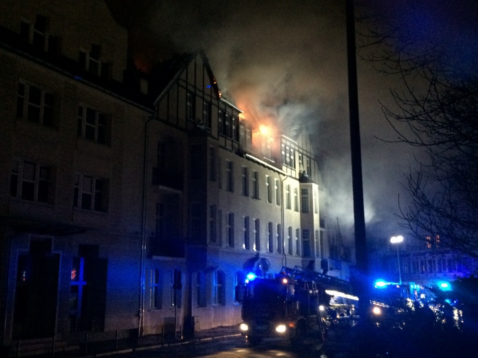 13 zastępów straży pożarnej bierze udział w akcji gaszenia płomieni. Fot. Kamila Zroślak