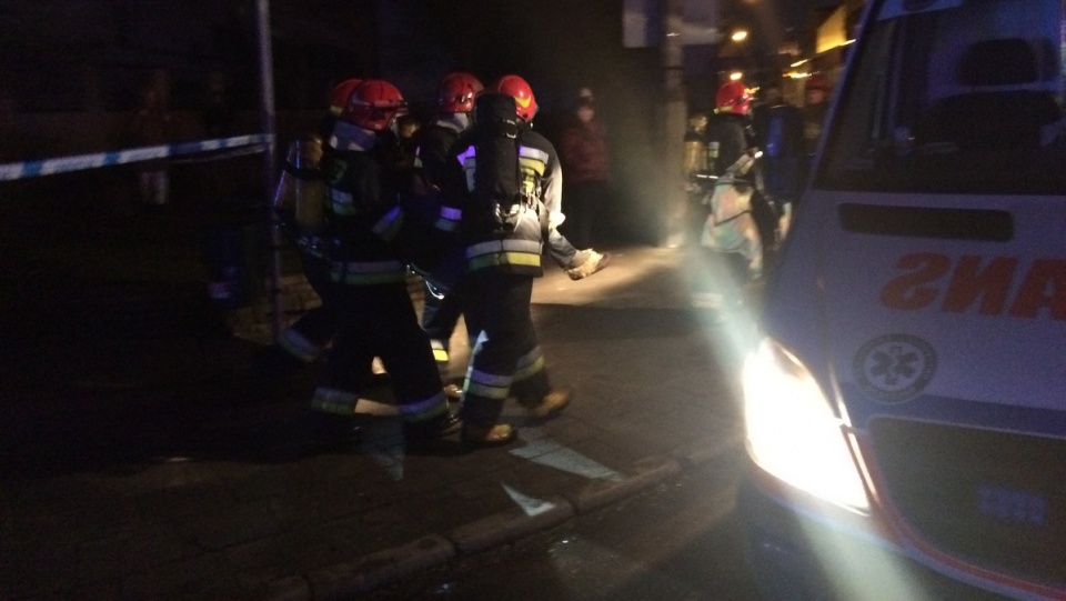 Z budynku ewakuowano 8 osób, dwie z objawami podtrucia dymem trafiły pod opiekę pogotowia ratunkowego. Fot. Kamila Zroślak