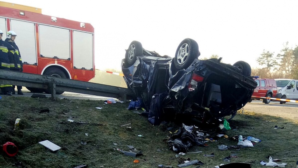 Na drodze krajowej nr 10 w Skępem dachował samochód osobowy. 3 osoby nie żyją. Fot. KPP w Lipnie
