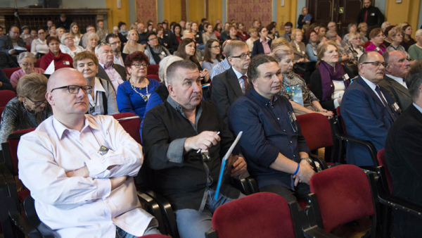 Uczestnicy spotkania wymieniają się z przedstawicielami samorządu lokalnego doświadczeniami, rozmawiają o współpracy i omawiają problemy. Fot. torun.pl