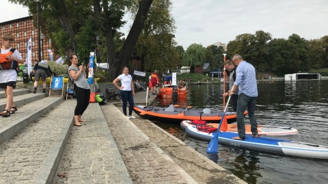 Na bydgoskiej Wyspie Młyńskiej i w jej okolicy trwają przygotowania do Bydgoskiej Parady Kajakowej i próby ustanowienia rekordu Guinnessa. Fot. Tomasz Kaźmierski