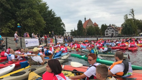 Na Brdzie w okolicy bydgoskiej Wyspy Młyńskiej zrobiło się gęsto od kajaków, szanse na ustanowienie rekordu Guinnessa rosną z każdą minutą. Fot. Tomasz Kaźmierski