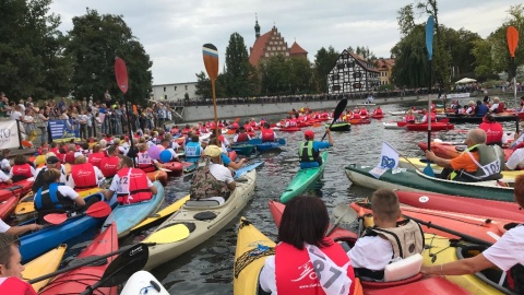 Na Brdzie w okolicy bydgoskiej Wyspy Młyńskiej zrobiło się gęsto od kajaków, szanse na ustanowienie rekordu Guinnessa rosną z każdą minutą. Fot. Tomasz Kaźmierski