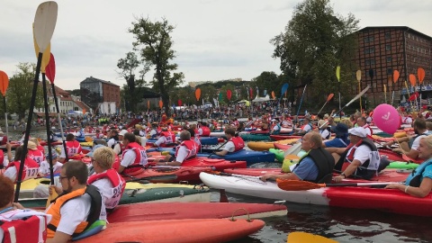 Na Brdzie w okolicy bydgoskiej Wyspy Młyńskiej zrobiło się gęsto od kajaków, szanse na ustanowienie rekordu Guinnessa rosną z każdą minutą. Fot. Tomasz Kaźmierski