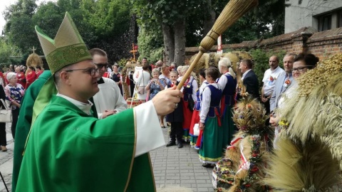 Biskup toruński Wiesław Śmigiel święci dożynkowe wieńce. Fot. Michał Zaręba