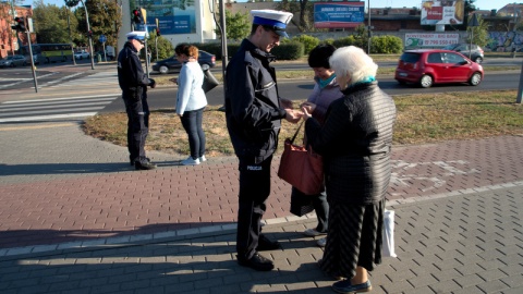 Odblaski na skrzyżowaniu Kamiennej i Gdańskiej rozdawali bydgoscy policjanci, pracownicy Wojewódzkiego Ośrodka Ruchu Drogowego w Bydgoszczy oraz kierowca rajdowy Marcin Gagacki. Fot. nadesłane