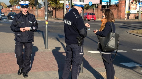 Odblaski na skrzyżowaniu Kamiennej i Gdańskiej rozdawali bydgoscy policjanci, pracownicy Wojewódzkiego Ośrodka Ruchu Drogowego w Bydgoszczy oraz kierowca rajdowy Marcin Gagacki. Fot. nadesłane