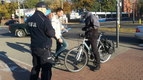 Odblaski na skrzyżowaniu Kamiennej i Gdańskiej rozdawali bydgoscy policjanci, pracownicy Wojewódzkiego Ośrodka Ruchu Drogowego w Bydgoszczy oraz kierowca rajdowy Marcin Gagacki. Fot. nadesłane