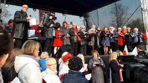 Zgromadzeni na Wyspie Młyńskiej bydgoszczanie, wraz z grupą ok. 250 chórzystów i orkiestrą, wspólnie zaśpiewali hymn narodowy. Fot. Tatiana Adonis