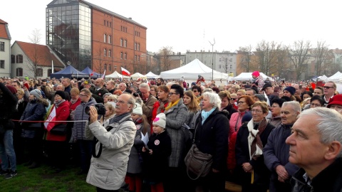 Zgromadzeni na Wyspie Młyńskiej bydgoszczanie, wraz z grupą ok. 250 chórzystów i orkiestrą, wspólnie zaśpiewali hymn narodowy. Fot. Tatiana Adonis