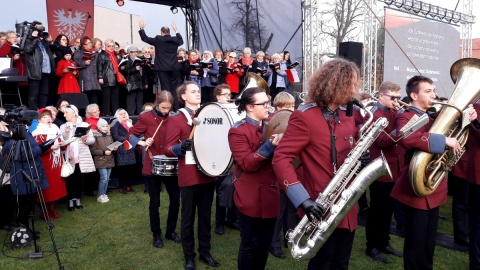 Zgromadzeni na Wyspie Młyńskiej bydgoszczanie, wraz z grupą ok. 250 chórzystów i orkiestrą, wspólnie zaśpiewali hymn narodowy. Fot. Tatiana Adonis