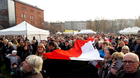 Po odśpiewaniu hymnu narodowego, z Wysy Młyńskiej ulicami Bydgoszczy przeszedł pochód niosący 100-metrową flagę Polski. Fot. Tatiana Adonis