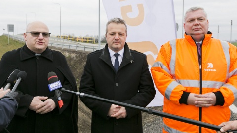 Widzę, że nawet mieszkańcy naszej parafii mają w tej chwili łatwiejszy dostęp do kościoła i łatwiej mogą załatwiać swoje sprawy w Strzelnie - mówił ks. Jacek Dziel. Fot. UW w Bydgoszczy