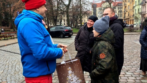 Potrzebujących obdarowano słoikami z ciepłym bigosem i innymi świątecznymi potrawami. Fot. Kamila Zroślak