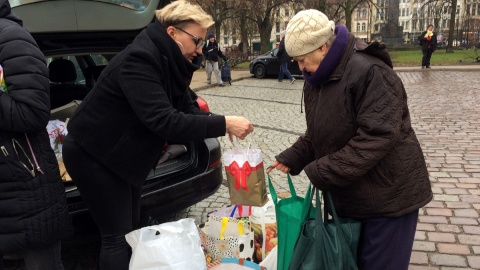 Potrzebujących obdarowano słoikami z ciepłym bigosem i innymi świątecznymi potrawami. Fot. Kamila Zroślak