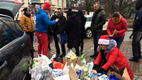 Potrzebujących obdarowano słoikami z ciepłym bigosem i innymi świątecznymi potrawami. Fot. Kamila Zroślak