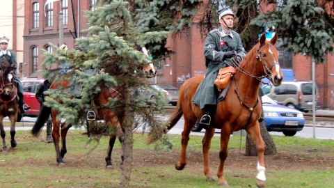 Pod bydgoskim pomnikiem Nieznanego Powstańca Wielkopolskiego zabrzmiał hymn państwowy oraz okolicznościowe przemówienia, złożono też wiązanki kwiatów. Fot. Tatiana Adonis