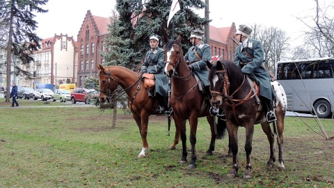 Pod bydgoskim pomnikiem Nieznanego Powstańca Wielkopolskiego zabrzmiał hymn państwowy oraz okolicznościowe przemówienia, złożono też wiązanki kwiatów. Fot. Tatiana Adonis