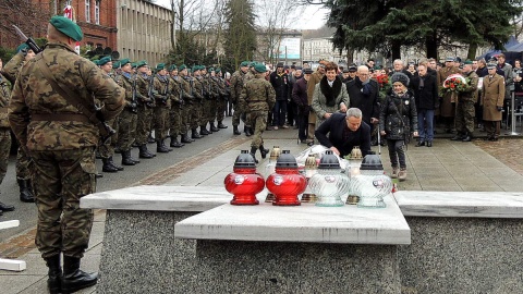 Pod bydgoskim pomnikiem Nieznanego Powstańca Wielkopolskiego zabrzmiał hymn państwowy oraz okolicznościowe przemówienia, złożono też wiązanki kwiatów. Fot. Tatiana Adonis