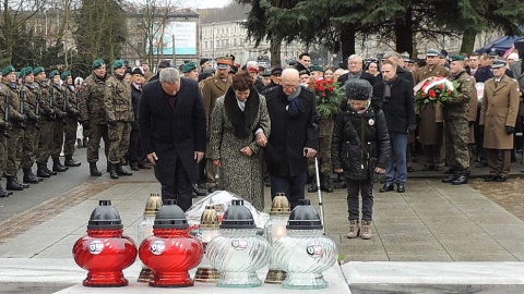 Pod bydgoskim pomnikiem Nieznanego Powstańca Wielkopolskiego zabrzmiał hymn państwowy oraz okolicznościowe przemówienia, złożono też wiązanki kwiatów. Fot. Tatiana Adonis