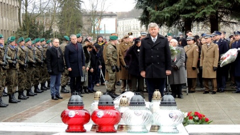 Pod bydgoskim pomnikiem Nieznanego Powstańca Wielkopolskiego zabrzmiał hymn państwowy oraz okolicznościowe przemówienia, złożono też wiązanki kwiatów. Fot. Tatiana Adonis