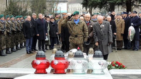 Pod bydgoskim pomnikiem Nieznanego Powstańca Wielkopolskiego zabrzmiał hymn państwowy oraz okolicznościowe przemówienia, złożono też wiązanki kwiatów. Fot. Tatiana Adonis