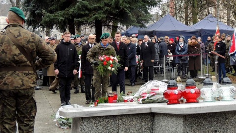 Pod bydgoskim pomnikiem Nieznanego Powstańca Wielkopolskiego zabrzmiał hymn państwowy oraz okolicznościowe przemówienia, złożono też wiązanki kwiatów. Fot. Tatiana Adonis