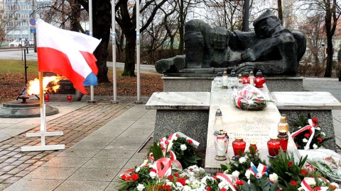 Pod bydgoskim pomnikiem Nieznanego Powstańca Wielkopolskiego zabrzmiał hymn państwowy oraz okolicznościowe przemówienia, złożono też wiązanki kwiatów. Fot. Tatiana Adonis