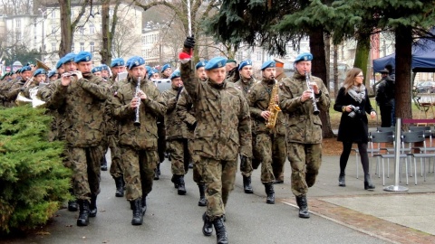 Pod bydgoskim pomnikiem Nieznanego Powstańca Wielkopolskiego zabrzmiał hymn państwowy oraz okolicznościowe przemówienia, złożono też wiązanki kwiatów. Fot. Tatiana Adonis