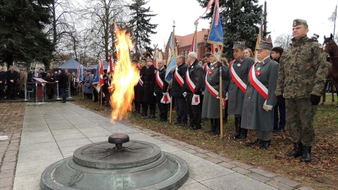 Pod bydgoskim pomnikiem Nieznanego Powstańca Wielkopolskiego zabrzmiał hymn państwowy oraz okolicznościowe przemówienia, złożono też wiązanki kwiatów. Fot. Tatiana Adonis