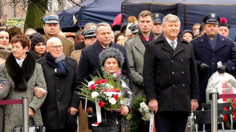 Pod bydgoskim pomnikiem Nieznanego Powstańca Wielkopolskiego zabrzmiał hymn państwowy oraz okolicznościowe przemówienia, złożono też wiązanki kwiatów. Fot. Tatiana Adonis