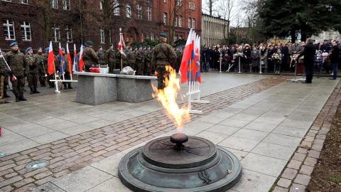 Pod bydgoskim pomnikiem Nieznanego Powstańca Wielkopolskiego zabrzmiał hymn państwowy oraz okolicznościowe przemówienia, złożono też wiązanki kwiatów. Fot. Tatiana Adonis