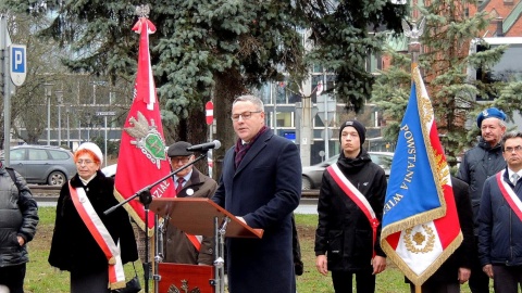 Pod bydgoskim pomnikiem Nieznanego Powstańca Wielkopolskiego zabrzmiał hymn państwowy oraz okolicznościowe przemówienia, złożono też wiązanki kwiatów. Fot. Tatiana Adonis