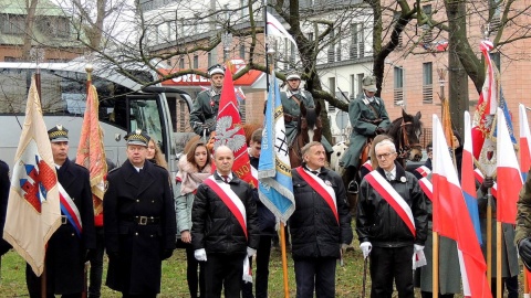 Pod bydgoskim pomnikiem Nieznanego Powstańca Wielkopolskiego zabrzmiał hymn państwowy oraz okolicznościowe przemówienia, złożono też wiązanki kwiatów. Fot. Tatiana Adonis