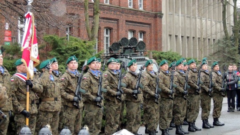 Pod bydgoskim pomnikiem Nieznanego Powstańca Wielkopolskiego zabrzmiał hymn państwowy oraz okolicznościowe przemówienia, złożono też wiązanki kwiatów. Fot. Tatiana Adonis