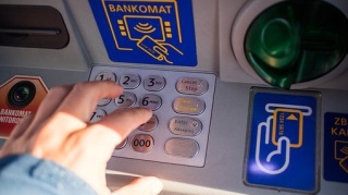 Próbowali włamywać się do bankomatów policja szuka świadków