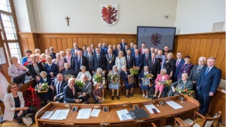 Medale marszałka dla stulatek. Ile w regionie osób w tym wieku