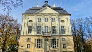Załatwili gąski, by odlać z nich orła. Filharmonia z drugiej strony estrady