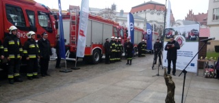 Siedem nowoczesnych wozów dla strażaków. Kluczyki wręczył marszałek