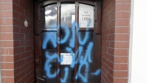 Zniszczone drzwi do biura poselskiego w Nakle