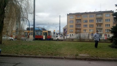 Kolizja tramwaju i samochodu osobowego na Rondzie Jagiellonów w Bydgoszczy