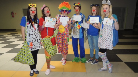 Clowni dostarczyli listy z życzeniami zdrowia chorym dzieciom