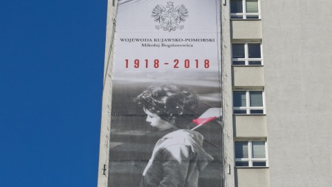 Wielki baner na budynku UW w Bydgoszczy