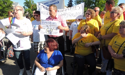 Symboliczny protest rodziców osób niepełnosprawnych we Włoclawku