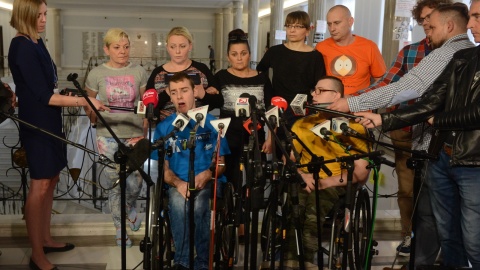 Protestujący w Sejmie: zaczynamy budować system wsparcia dla osób niepełnosprawnych od tyłu